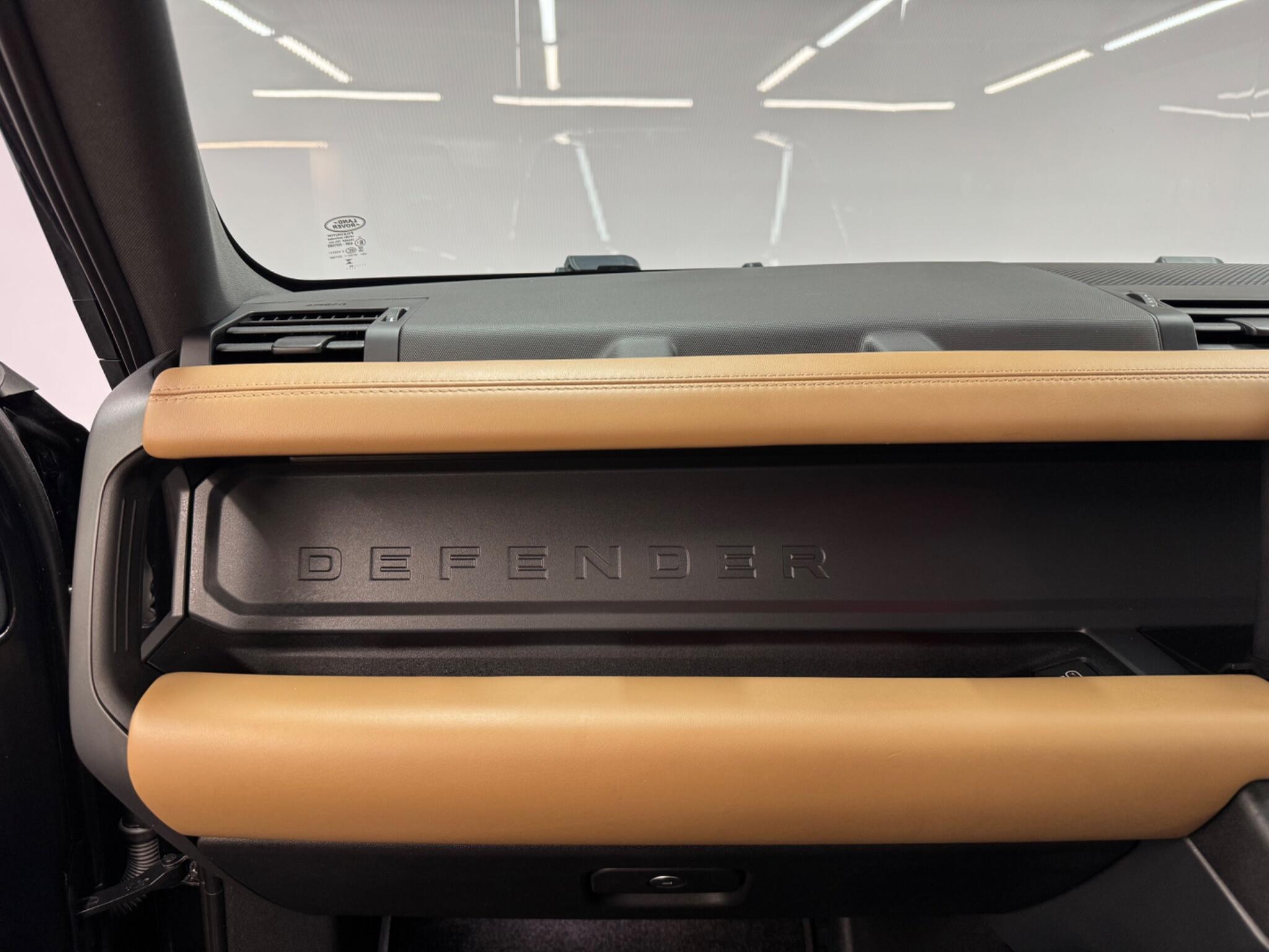 Land Rover Defender 110 — image 30 of 41