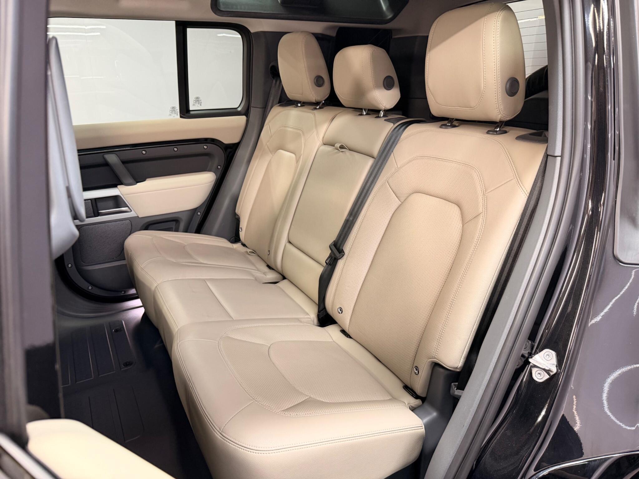 Land Rover Defender 110 — image 21 of 44