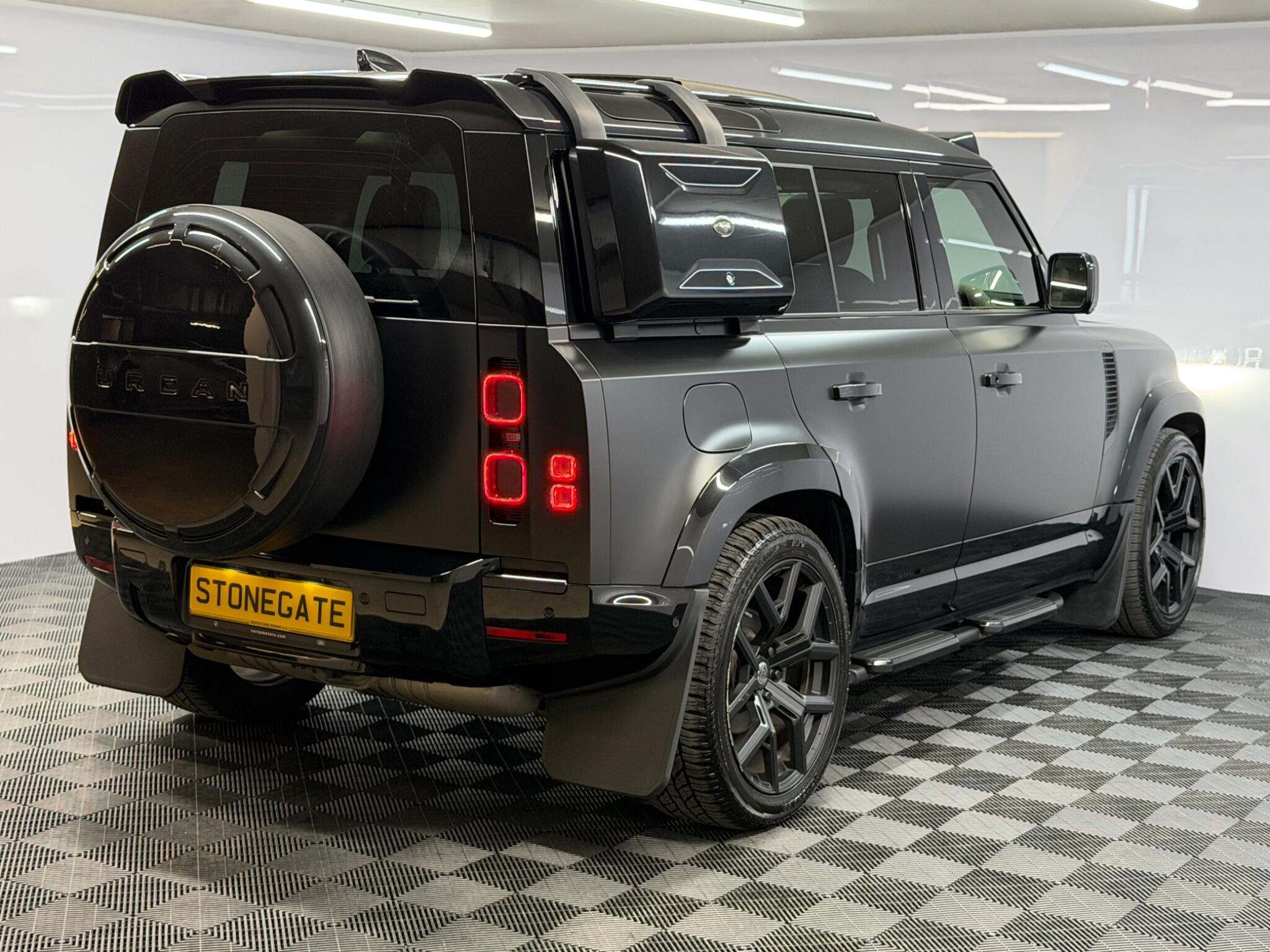 Land Rover Defender 110 — image 8 of 44
