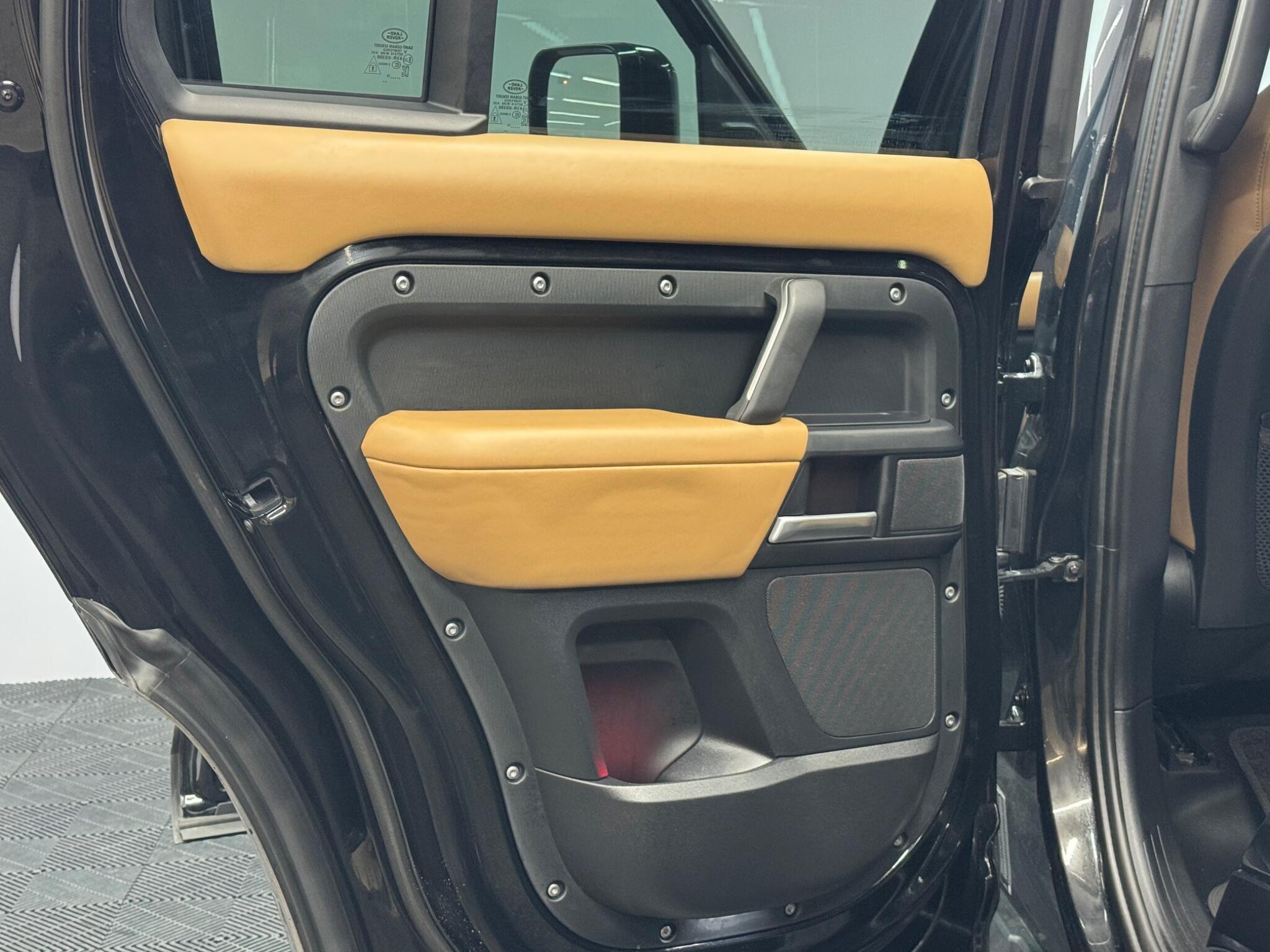 Land Rover Defender 110 — image 32 of 41