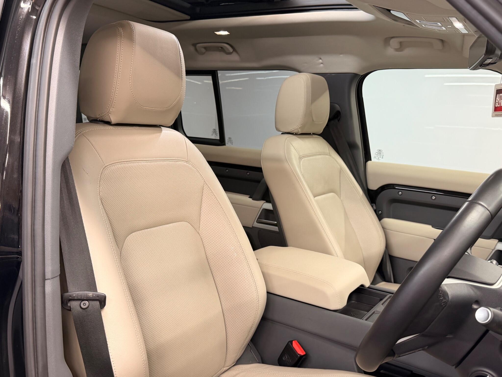 Land Rover Defender 110 — image 19 of 44