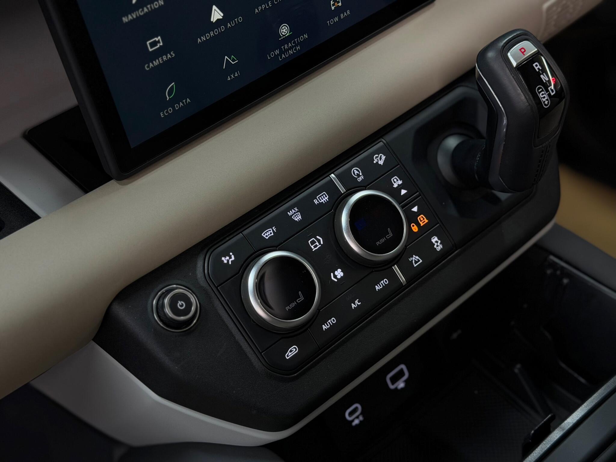 Land Rover Defender 110 — image 28 of 44