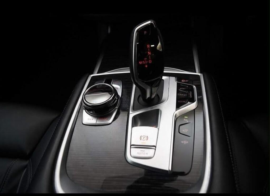 2020 BMW 7 Series — photo 11