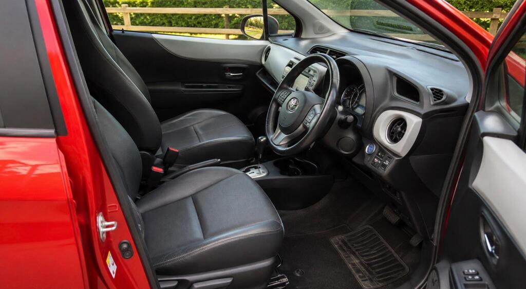 2013 Toyota Yaris — photo 13
