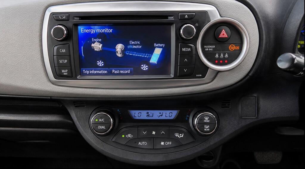 2013 Toyota Yaris — photo 10