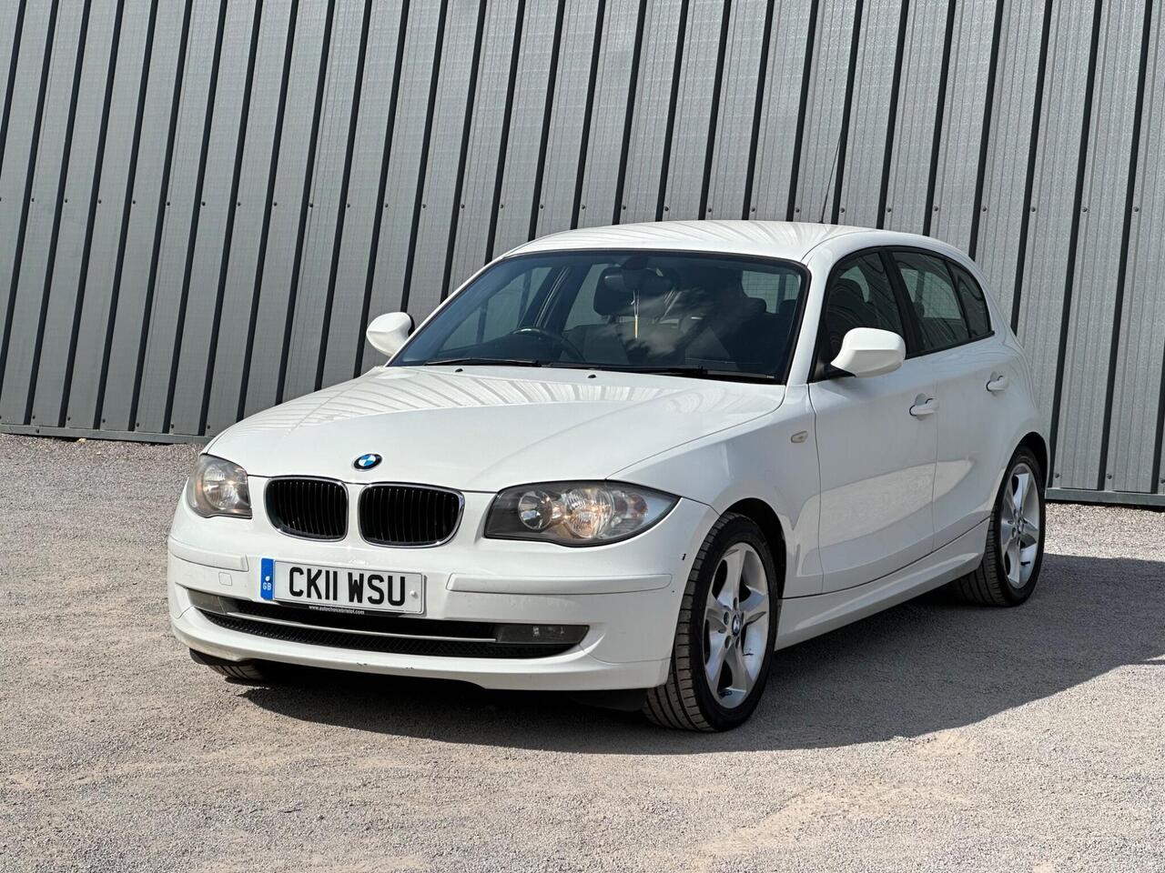 BMW 1 Series photo 2
