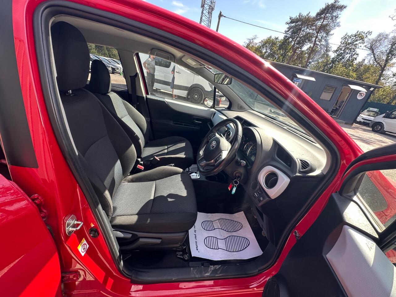 Toyota Yaris photo 9