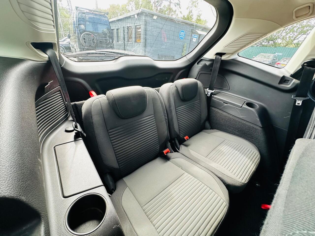 Ford Grand C-Max photo 51
