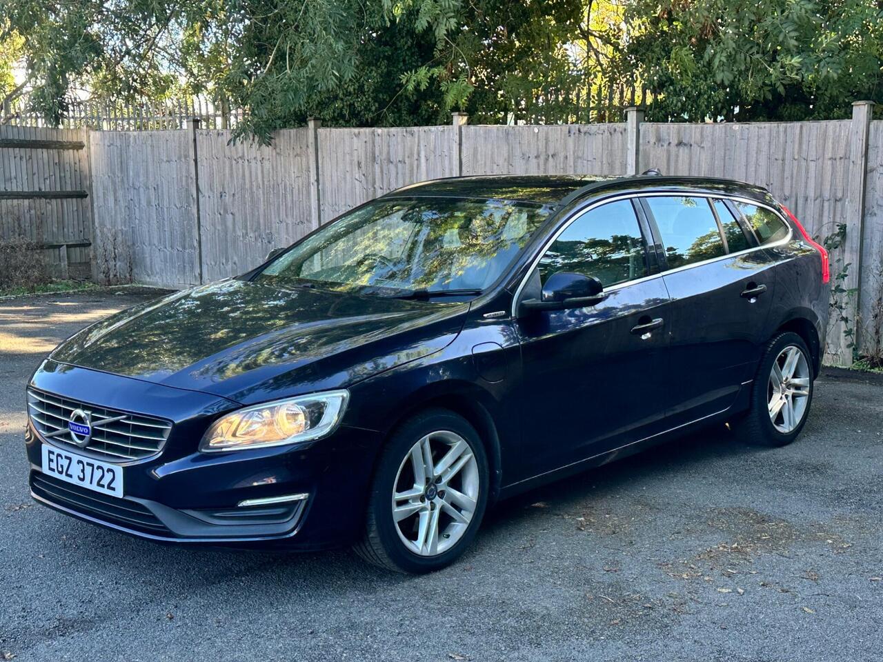 Volvo V60 2.4 D5 Twin Engine SE Nav Auto AWD Euro 6 (s/s) 5dr photo 3