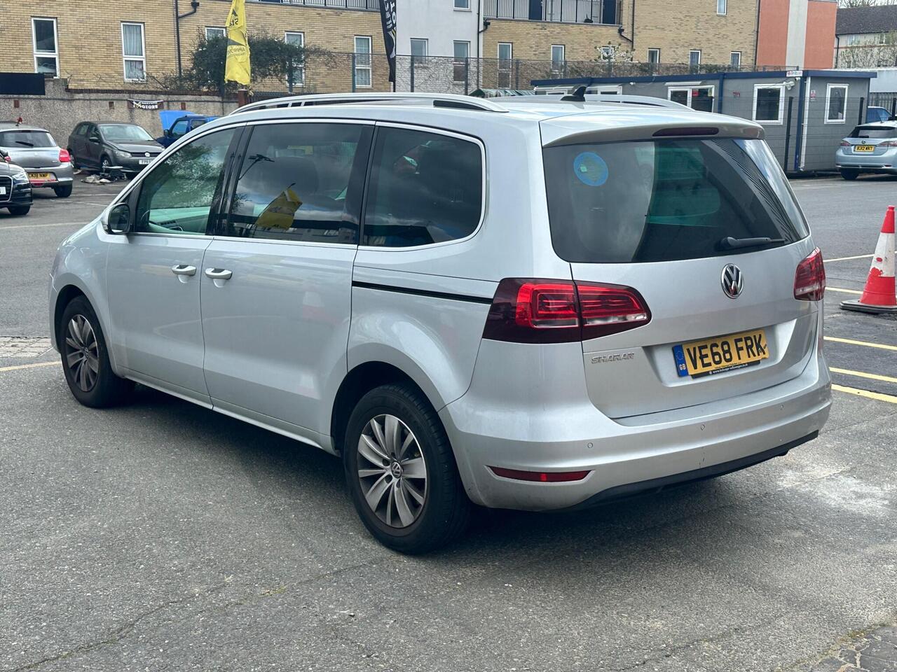 Volkswagen Sharan 2.0 TDI SE Nav DSG Euro 6 (s/s) 5dr photo 6