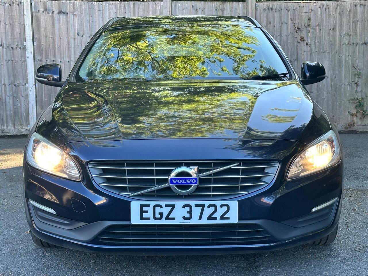 Volvo V60 2.4 D5 Twin Engine SE Nav Auto AWD Euro 6 (s/s) 5dr photo 2