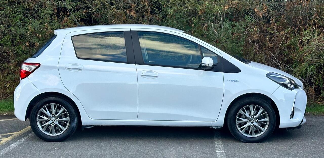 Toyota Yaris 1.5 VVT-h Icon E-CVT Euro 6 (s/s) 5dr photo 8