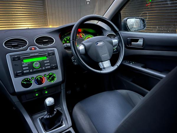 Ford Focus 1.8 Zetec Climate 5dr - Image 2
