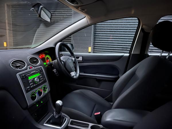 Ford Focus 1.8 Zetec Climate 5dr - Image 3