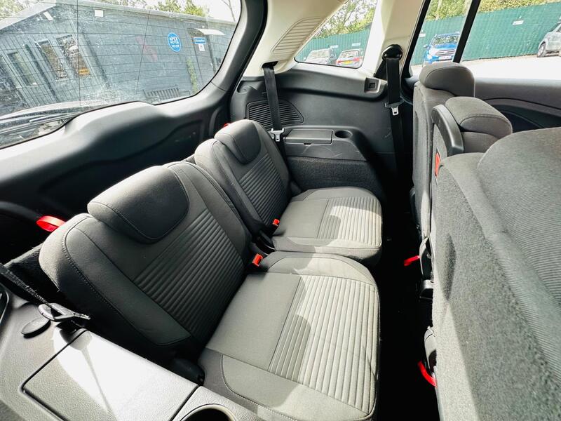 Ford Grand C-Max photo 52
