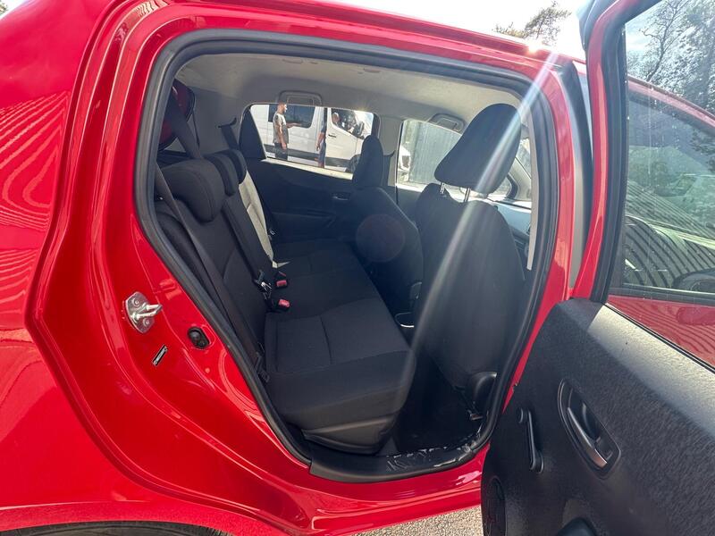 Toyota Yaris photo 8