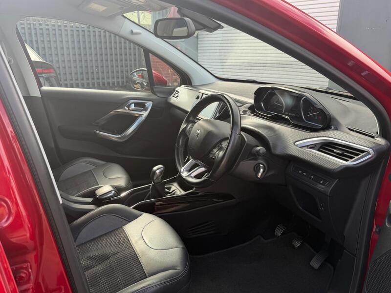 Peugeot 2008 1.2 PureTech Allure Euro 6 (s/s) 5dr image 22
