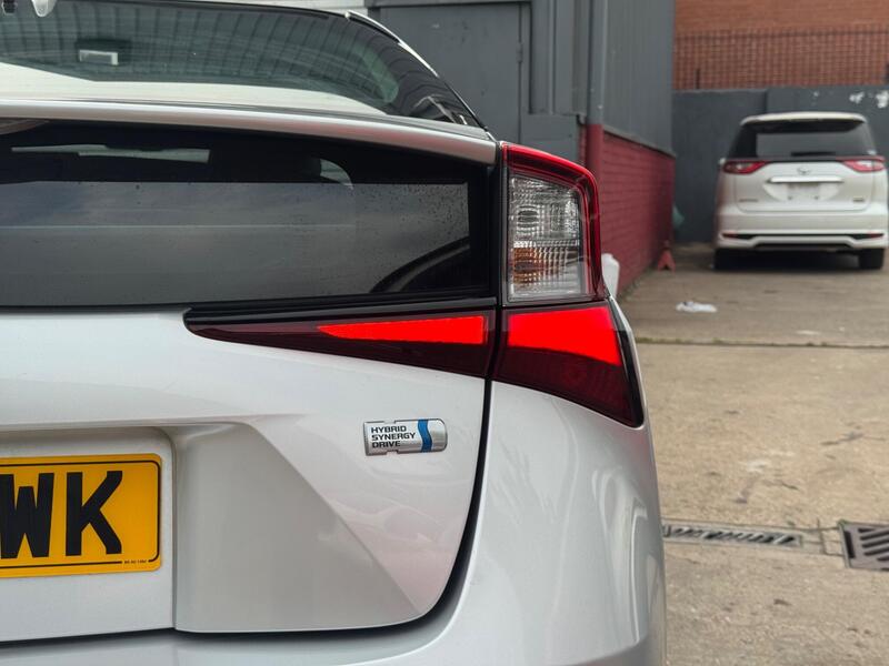 Toyota Prius 1.5 CVT 4dr image 13