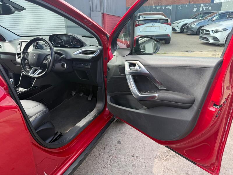 Peugeot 2008 1.2 PureTech Allure Euro 6 (s/s) 5dr image 17