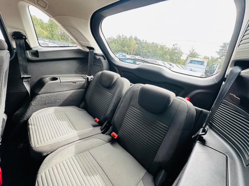 Ford Grand C-Max photo 54