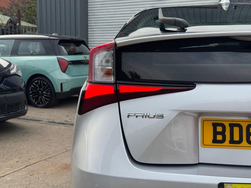 Toyota Prius 1.5 CVT 4dr image 12