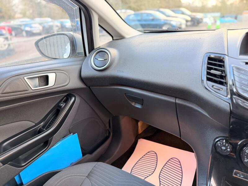 Ford Fiesta photo 12
