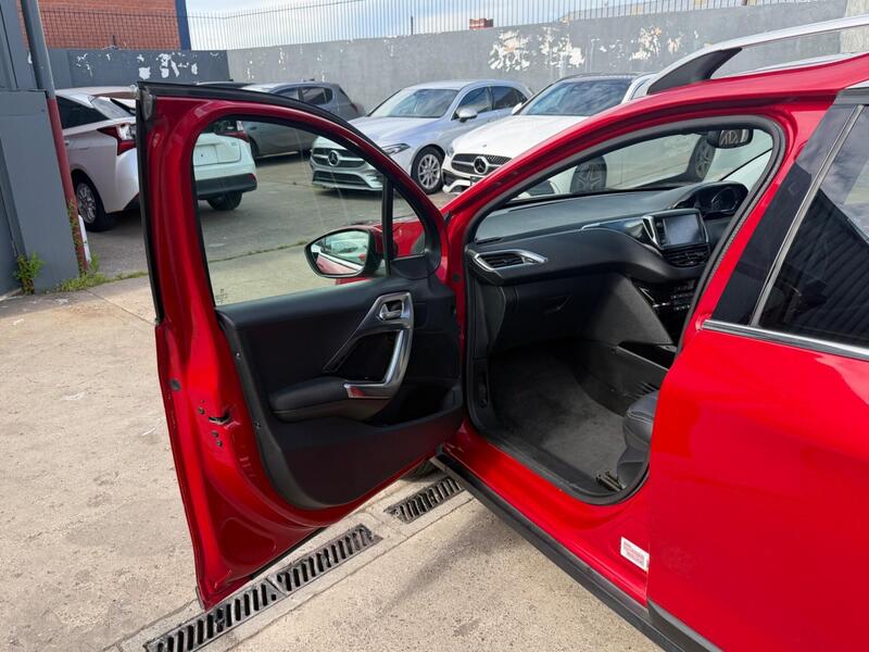 Peugeot 2008 1.2 PureTech Allure Euro 6 (s/s) 5dr image 18
