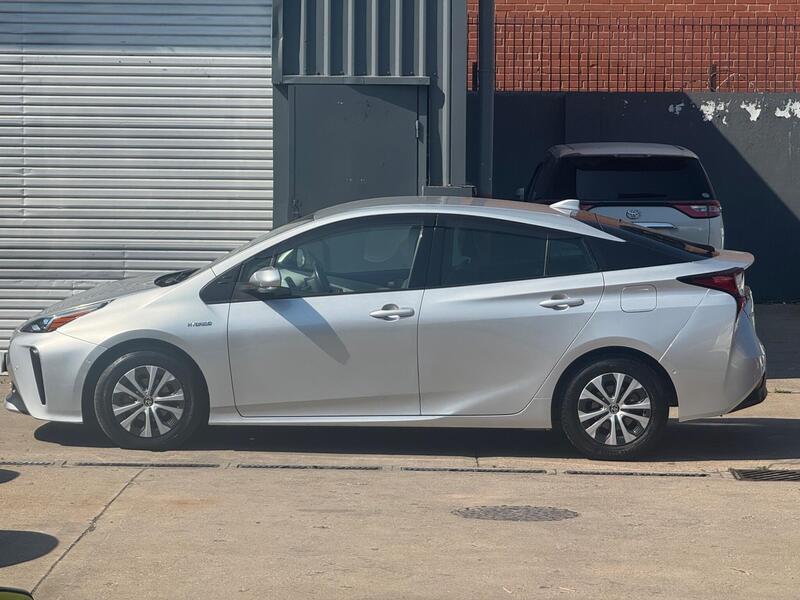 Toyota Prius 1.5 CVT 4dr image 14