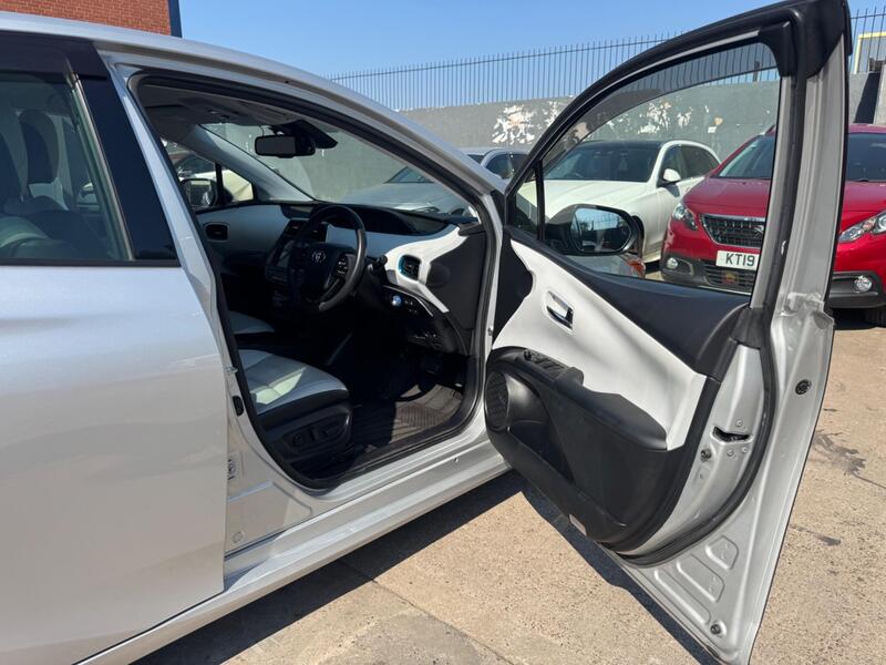Toyota Prius 1.5 CVT 4dr image 18