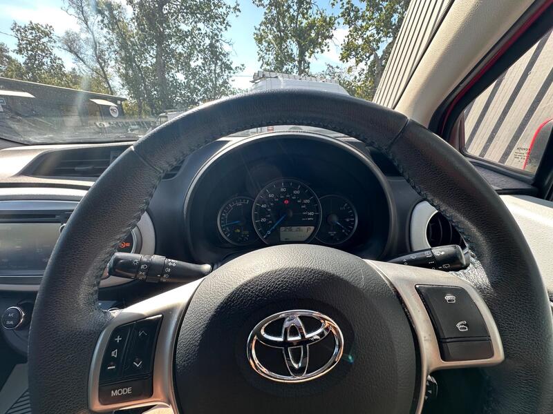 Toyota Yaris photo 13