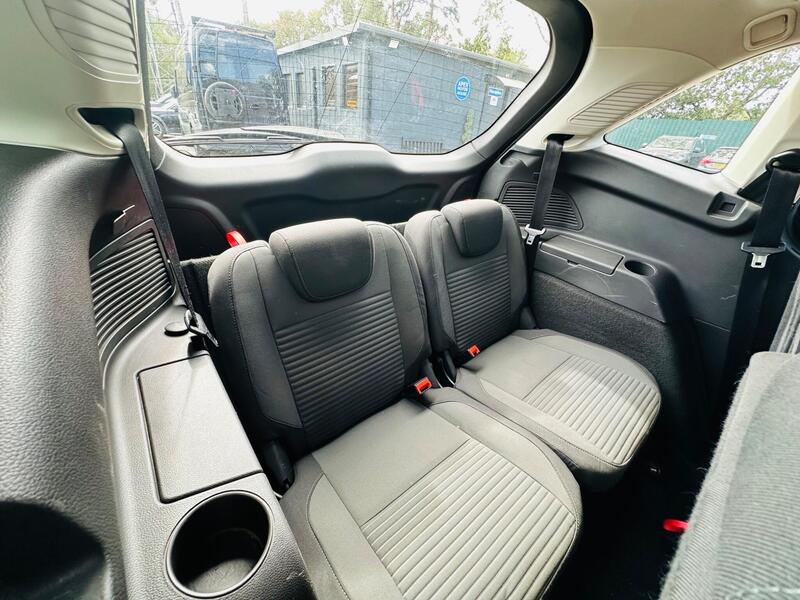 Ford Grand C-Max photo 51