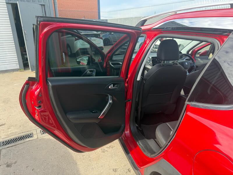 Peugeot 2008 1.2 PureTech Allure Euro 6 (s/s) 5dr image 19